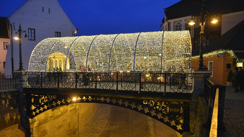 foto - a început montarea iluminatului de sărbători în sibiu