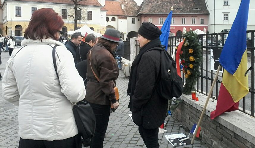 video foto - zeci de persoane au tinut un moment de reculegere la sibiu pentru victimele din franta