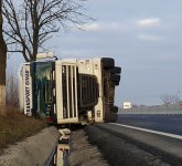 VIDEO FOTO TIR răsturnat pe DN1 în apropiere de Veştem. Care au fost cauzele