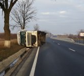 VIDEO FOTO TIR răsturnat pe DN1 în apropiere de Veştem. Care au fost cauzele