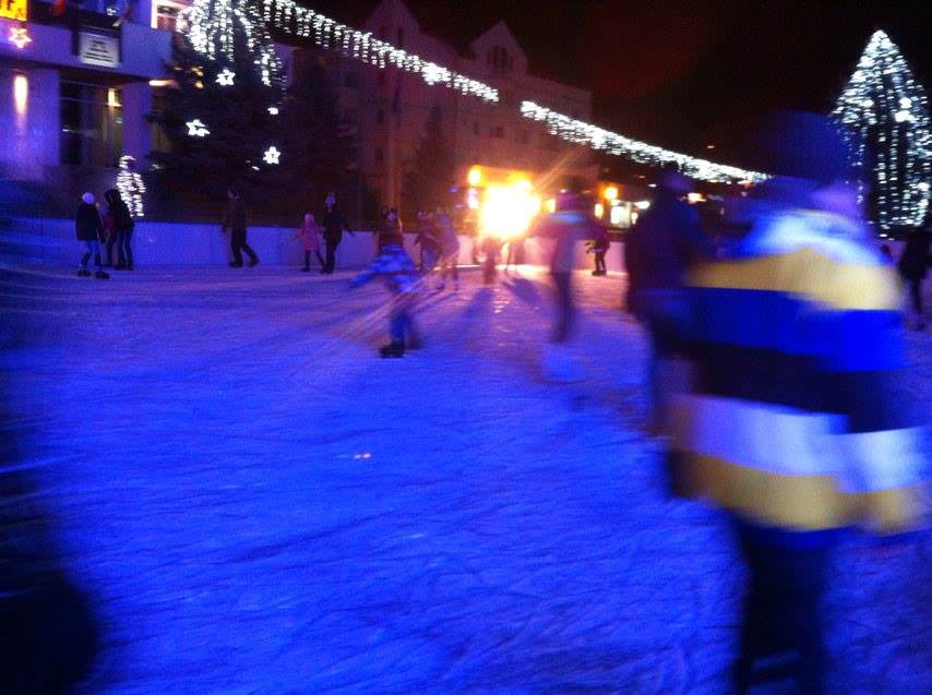 patinoarul din mediaș, noua atracție locală a iernii. cât costă distracția de aici!