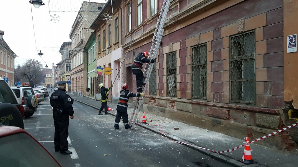 update video foto – bucată de tencuială căzută în cap unui pieton pe mitropoliei! rănita a fost dusă la spital!