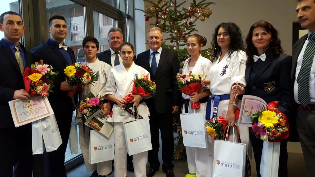 video foto - consiliul judeţean sibiu a premiat campionii mondiali la karate. sunt sibieni!