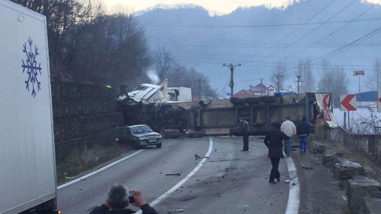 update video foto - valea olului din nou blocată. trafic paralizat pe dn7 în zona brezoi din cauza unui accident grav!