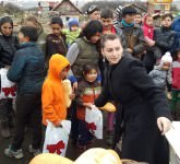 VIDEO FOTO – BUCURIE dăruită în prag de Sărbători pentru zeci de copii și familii nevoiașe din Sibiu. Ne-au răsplătit cu ZÂMBETE DE FERICIRE!