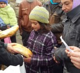 VIDEO FOTO – BUCURIE dăruită în prag de Sărbători pentru zeci de copii și familii nevoiașe din Sibiu. Ne-au răsplătit cu ZÂMBETE DE FERICIRE!