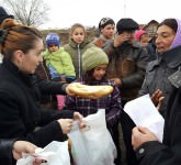 VIDEO FOTO – BUCURIE dăruită în prag de Sărbători pentru zeci de copii și familii nevoiașe din Sibiu. Ne-au răsplătit cu ZÂMBETE DE FERICIRE!