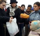 VIDEO FOTO – BUCURIE dăruită în prag de Sărbători pentru zeci de copii și familii nevoiașe din Sibiu. Ne-au răsplătit cu ZÂMBETE DE FERICIRE!