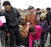 VIDEO FOTO – BUCURIE dăruită în prag de Sărbători pentru zeci de copii și familii nevoiașe din Sibiu. Ne-au răsplătit cu ZÂMBETE DE FERICIRE!