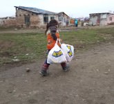 VIDEO FOTO – BUCURIE dăruită în prag de Sărbători pentru zeci de copii și familii nevoiașe din Sibiu. Ne-au răsplătit cu ZÂMBETE DE FERICIRE!