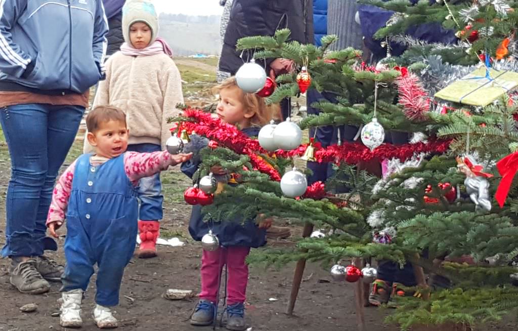 video foto – bucurie dăruită în prag de sărbători pentru zeci de copii și familii nevoiașe din sibiu. ne-au răsplătit cu zâmbete de fericire!