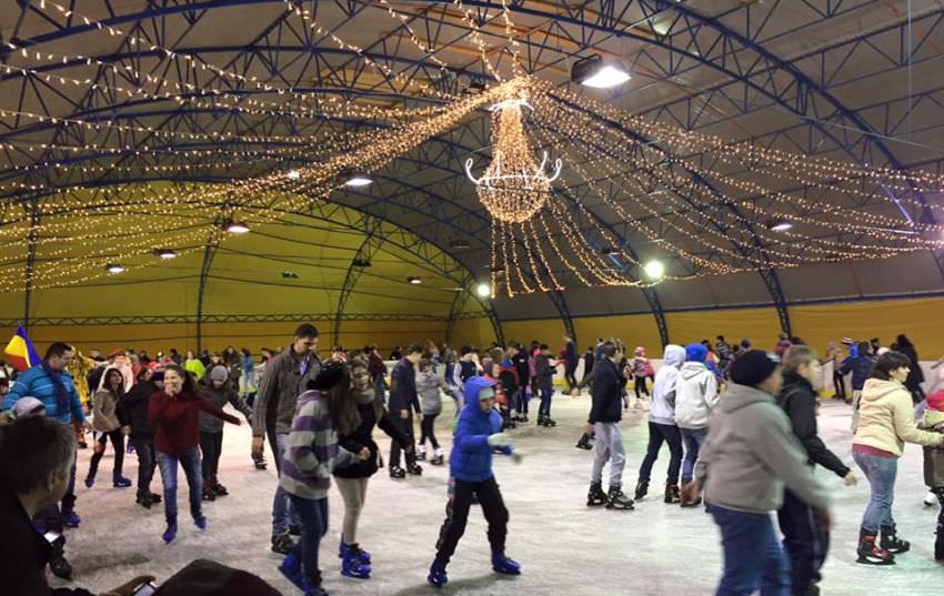 video foto - în lipsa unui patinoar, sibienii merg să patineze la cisnădie. ce tarife sunt!