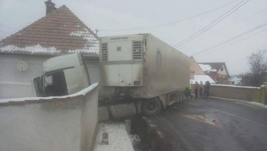 update foto un tir la un pas să dărâme o casă la scoreiu. traficul a fost blocat temporar!