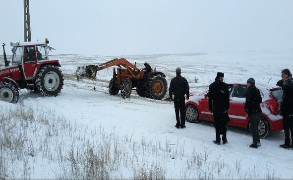 FOTO - VIDEO Mașini rămase înzăpezite în apropiere de o mânăstire din județul Sibiu