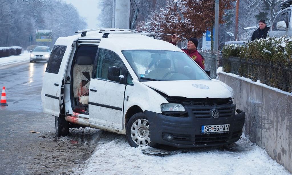 update foto - accident grav în apropiere de hilton. trei răniți duși la spital după ce o mașină a intrat într-un stâlp!