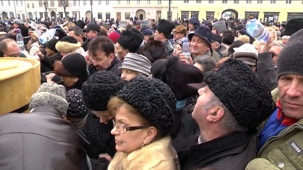 video – foto înghesuială și nervi la bobotează în piața mare. mii de oameni s-au împins ca să ia apă sființită!