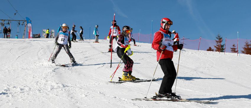 familiile se întrec pe pârtie la arena platoş. la ski şi snowboard.