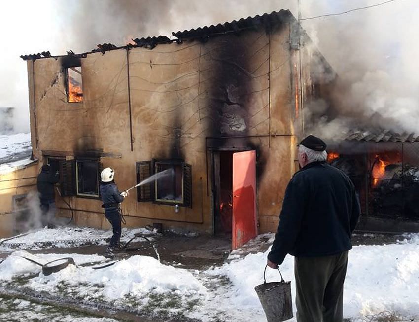 foto - incendiu din vulcanizarea de la cisnădie. ce au descoperit pompierii la fața locului!