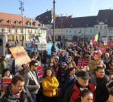 video - foto peste 5.000 de sibieni au participat la un marș de protest față de abuzurile săvârșite de instituțiile din norvegia