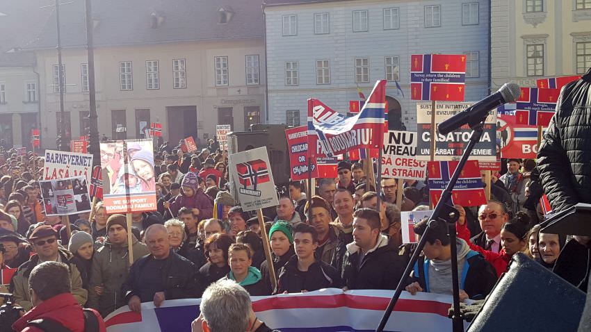 video - foto peste 5.000 de sibieni au participat la un marș de protest față de abuzurile săvârșite de instituțiile din norvegia