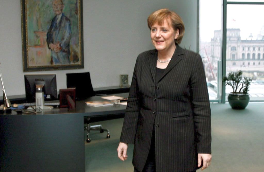 alertă – biroul angelei merkel închis din cauza unui pachet suspect