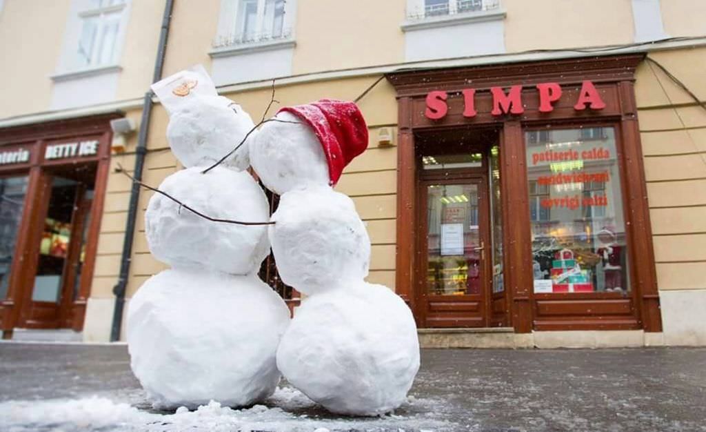 povestea celor doi oameni de zăpadă care se sărută în centrul sibiului. mister dezvăluit!