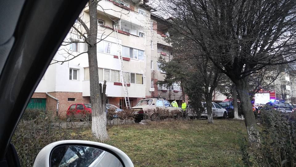 alertă – pompierii au intrat cu scara într-un apartament din valea aurie (foto)