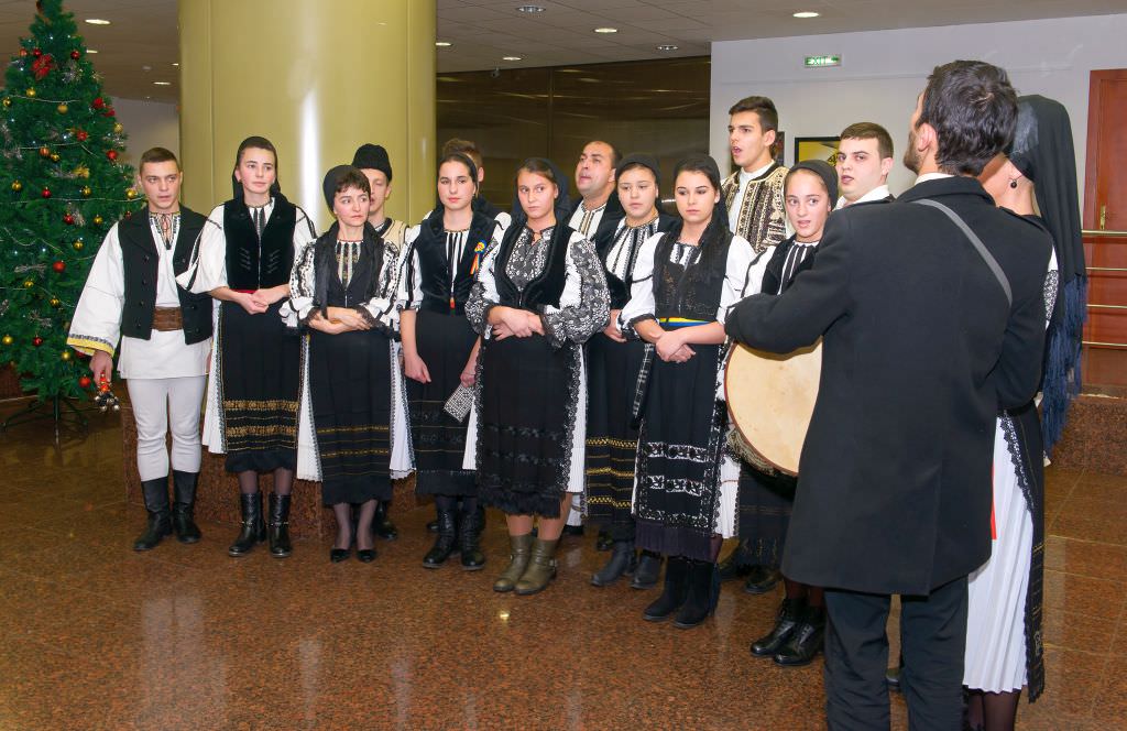 elevii şcolii populare ”ilie micu” sibiu sărbătoresc ziua unirii principatelor prin cântec patriotic