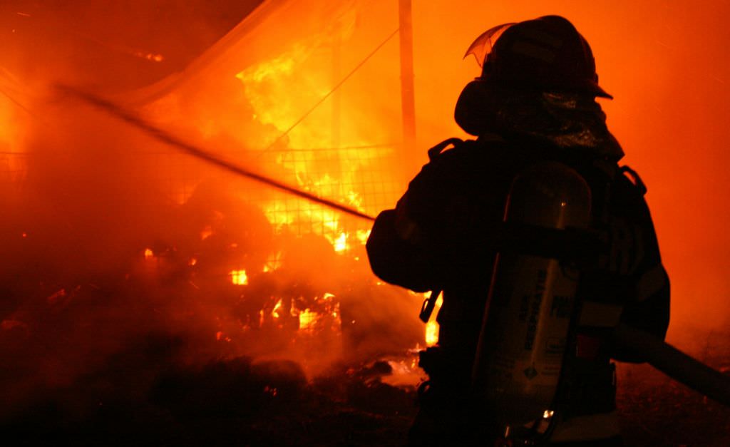 incendiu la o locuinta din cisnadie. o persoana a fost ranita!