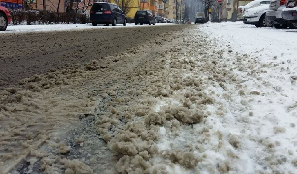 video - foto deszăpezirea la sibiu: mașinile derapează în voie pe străzile din centru. primăria spune că deszăpezirea se face încă de la 3.00!