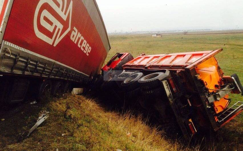 foto – accident la ieșirea de pe autostradă în zona ocna sibiului. un tir a lovit în plin un camion de deszăpezire!