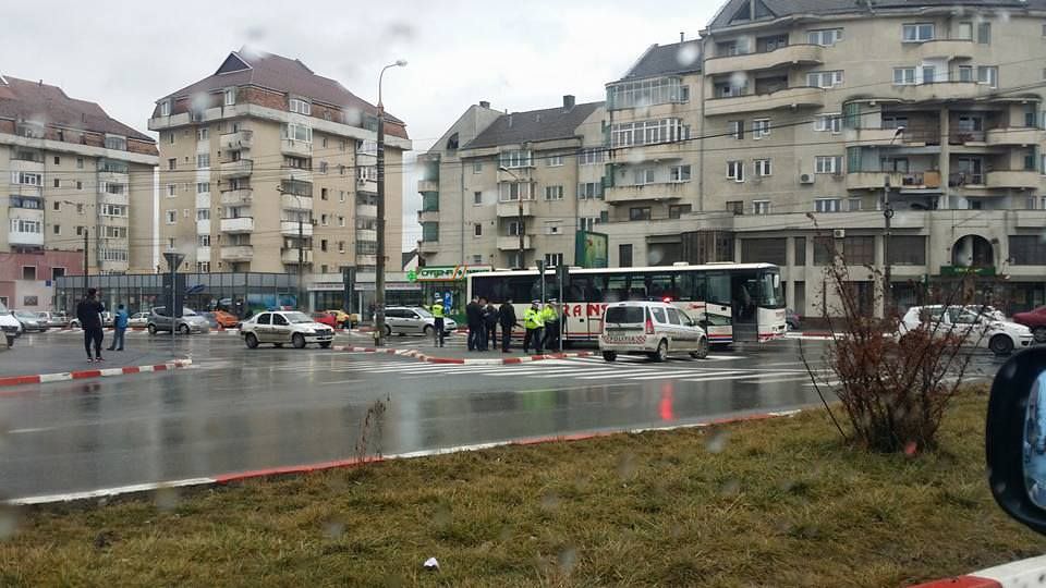 accident în giratoriul din turnișor. un autobuz transmixt a tamponat o mașină!