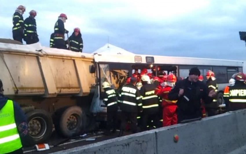 video – accident deosebit de grav. cinci morți și 26 de răniți după ce un autobuz s-a înfipt într-o basculantă!