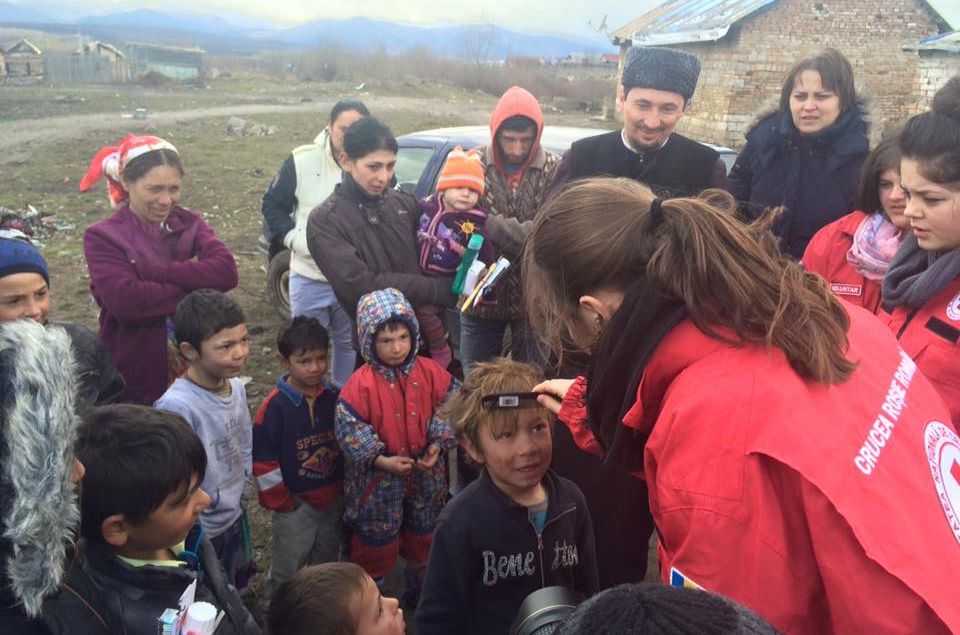 foto – copiii nevoiași din zăvoi, vizitați de voluntarii de la crucea roșie. le-au dus articole de igienă