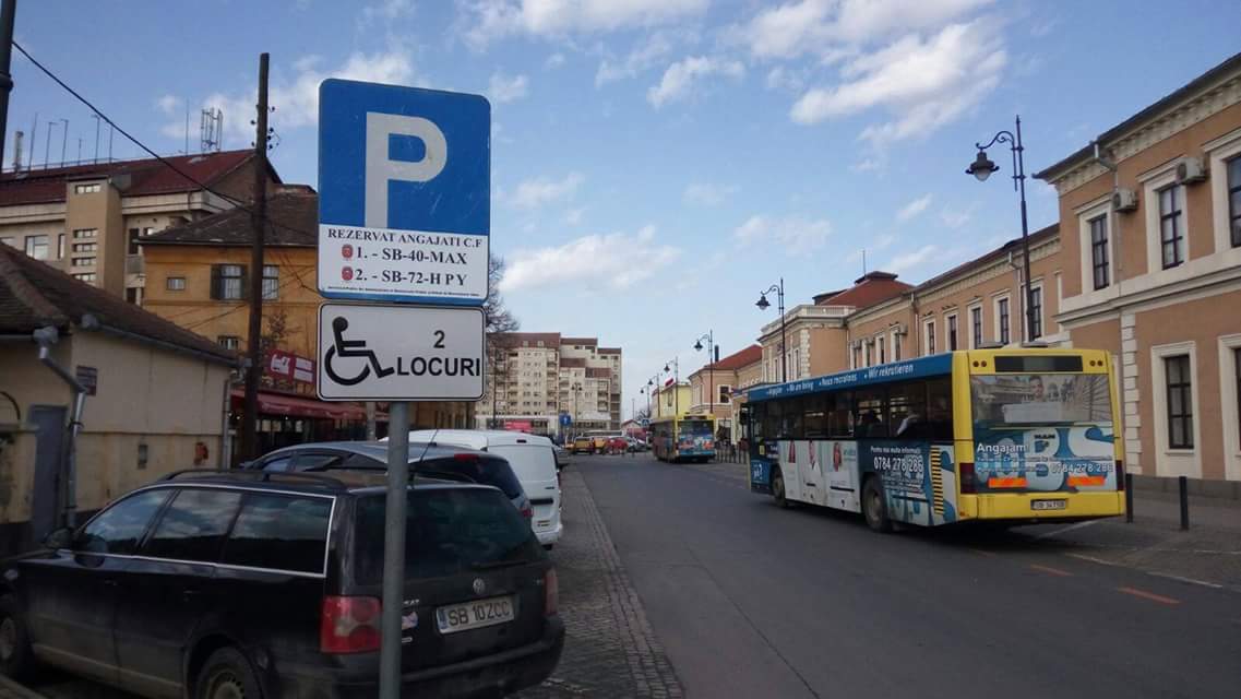 foto - doi sibieni şi-au rezervat singuri locuri de parcare la gară. primăria i-a "premiat" cu câte o amendă!