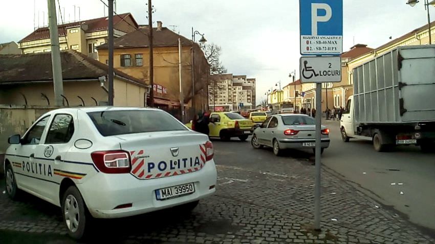 topul mârlanilor: video – foto ”garcea” parchează aiurea la gară. mașină de poliție lăsată ”pe dos”