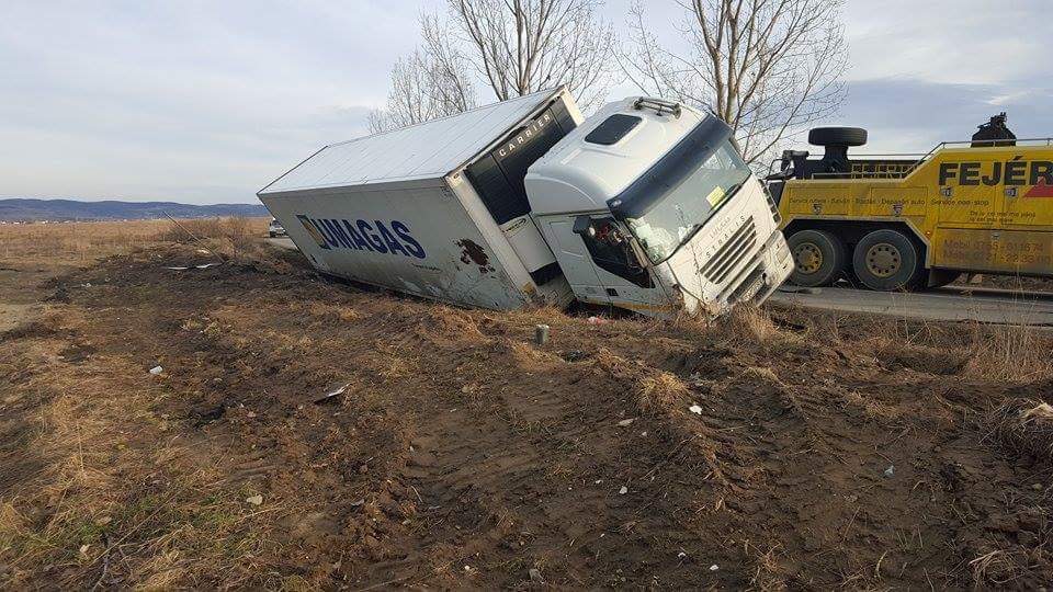 foto - tir plin cu carne, răsturnat pe drumul hoților la ieşire din sibiu