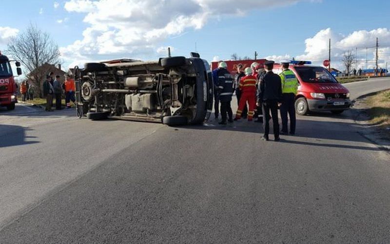 video – foto o ambulanță ce transporta o fetiță operată pe creier la sibiu, tamponată de o mașină a poștei!