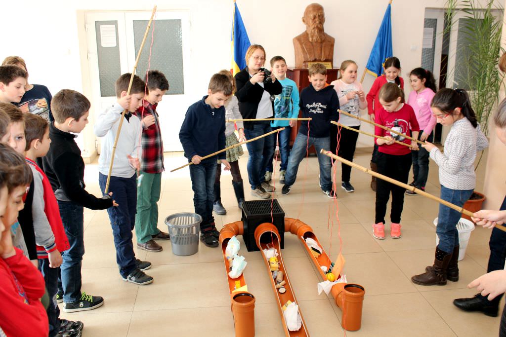 foto - elevii din școlile sibiene au mers la pescuit în rețelele de canalizare. educație înainte de toate de ziua mondială a apei!