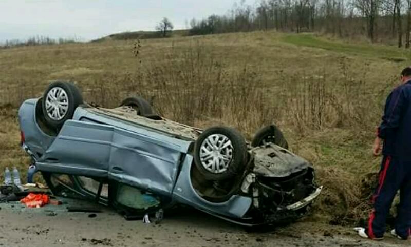 update foto - autoaccident pe dj106 în apropiere de alțâna. o șoferiță e grav rănită!