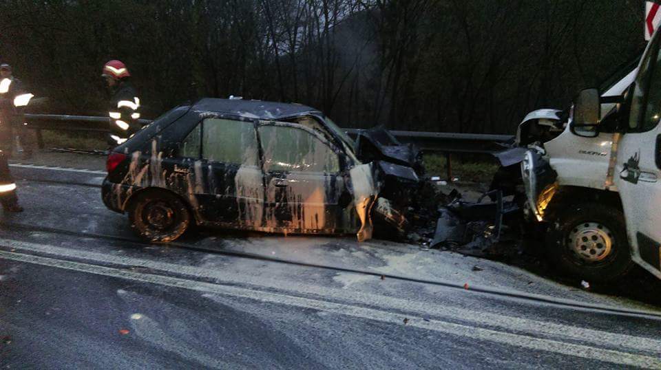 foto - trafic blocat total pe dn1 în hula bradului. coliziune frontală între două maşini!