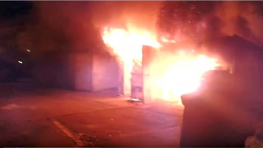 video – incendiu de proporții la mediaș. mai multe garaje și mașini mistuite de flăcări!