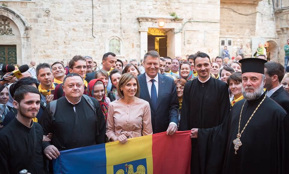 foto - iohannis s-a dus în vizită la biserica sfântului mormânt. a fost întâmpinat de niște sibieni!