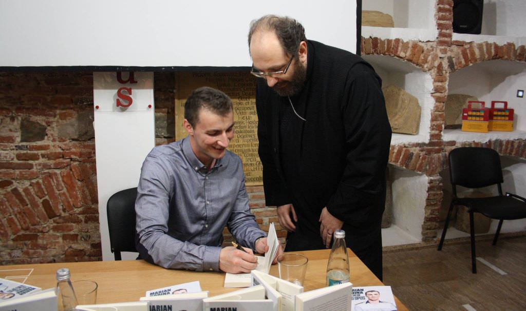 foto - polițistul marian godină a dat ”flashuri din sens opus”, la peste 100 de fani, printre care și un preot iubit la sibiu. coadă la autografe!