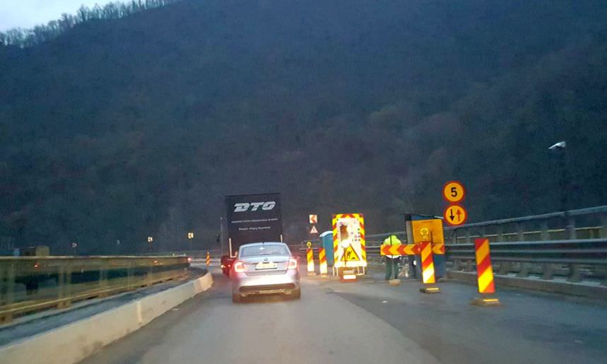 video – cum decurg lucrările la viaductul unde traficul se blochează constant pe valea oltului. ce calvar vă așteaptă!