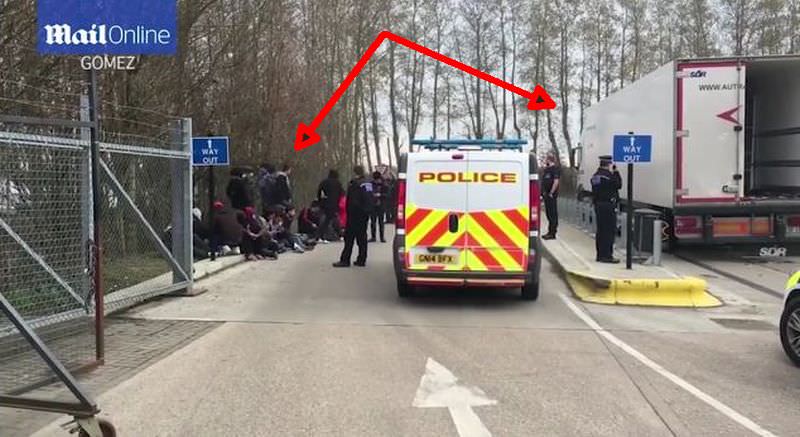 video foto tir cu numere de sibiu plin cu imigranți, descoperit de poliția din marea britanie