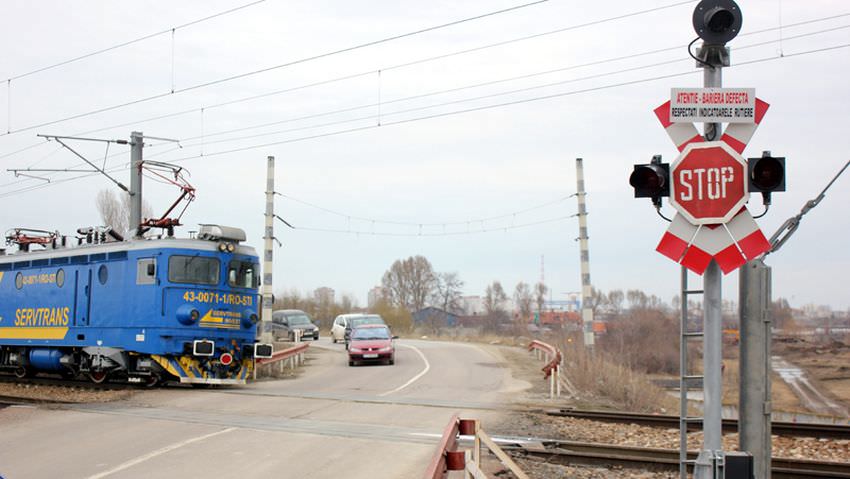 mașină lovită de tren în agârbiciu - o femeie a fost rănită