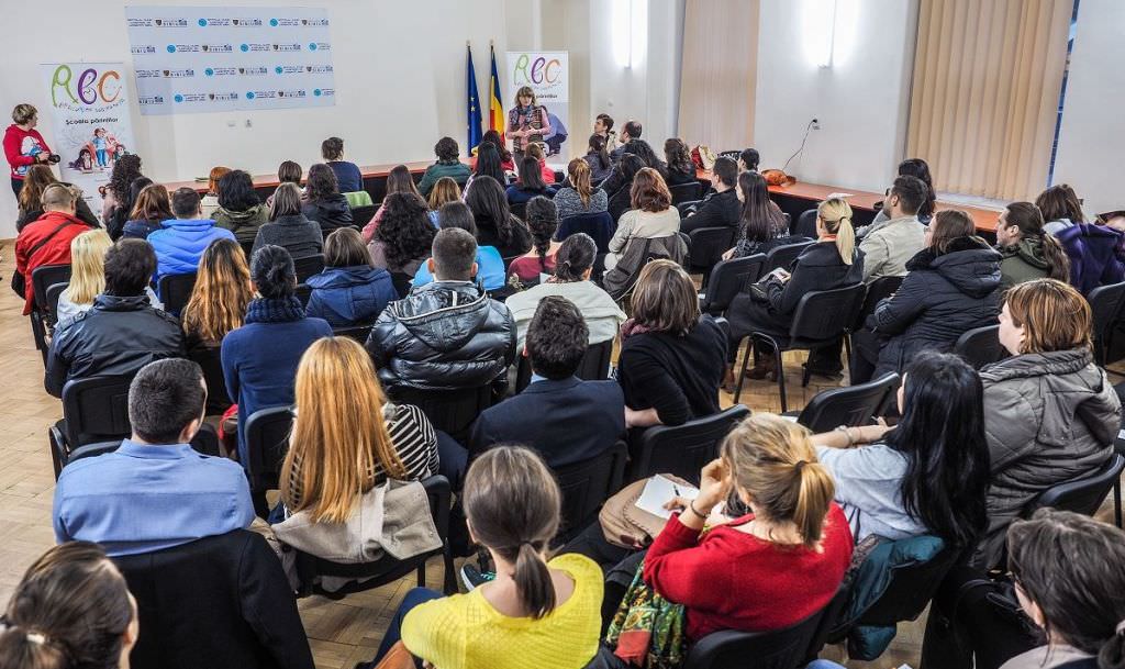 foto - debut de succes pentru ”școala părinților” de la sibiu. a fost sala plină!