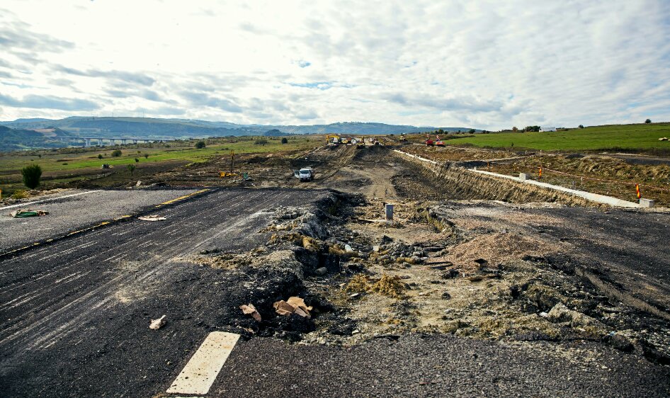 dezastru pe autostrada închisă între sibiu și orăștie. nu sunt bani, nu se fac lucrări și nu există nici autorizații!