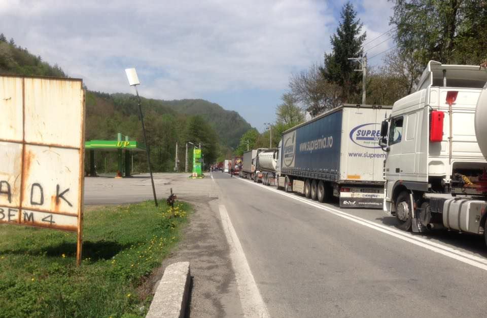 trafic îngreunat pe valea oltului din cauza unui tir care a derapat